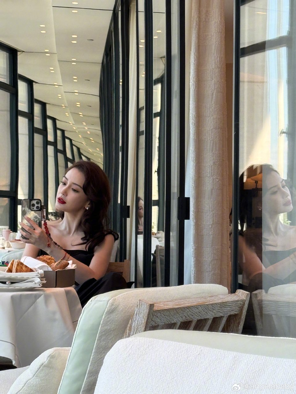 angelababy ｜杨颖 鼻姐的对镜拍技术越来越好了呀 