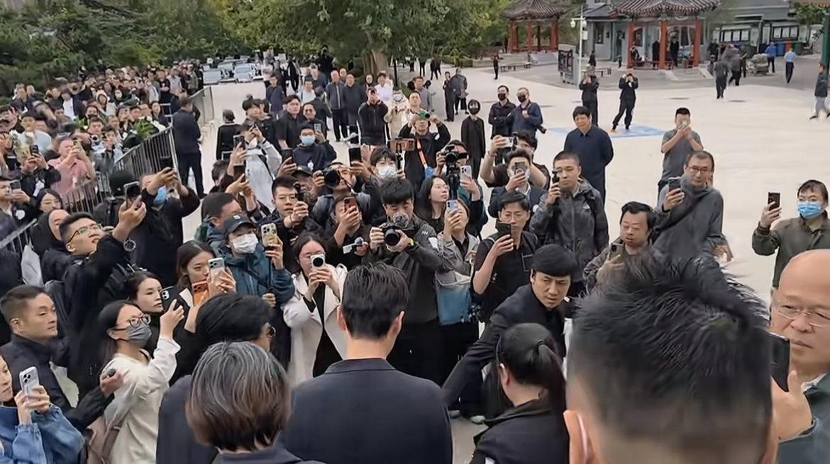 游本昌追悼会上“最无耻”的一幕曝光！

胡歌、陈龙离开时遭持续跟拍，一直到车子停