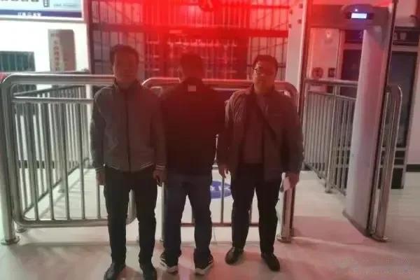 身份证不能外借。

外借了，弄不好，会给你招来灾祸。

我梦野艳齐为什么这么说？