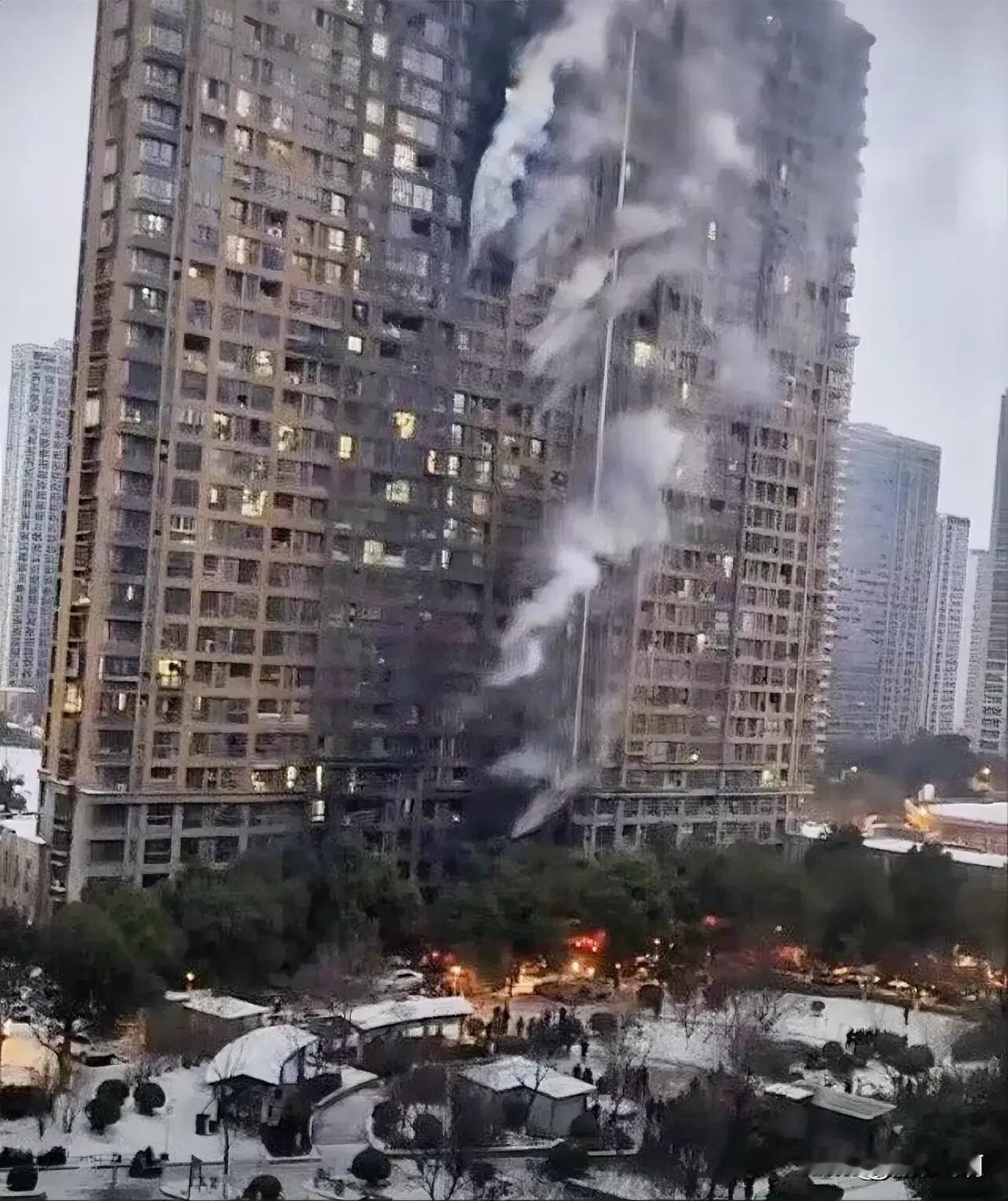 作为一个略懂消防的老同志，我提醒所有住在高层的住户: 
1、一旦得到本栋楼已起大
