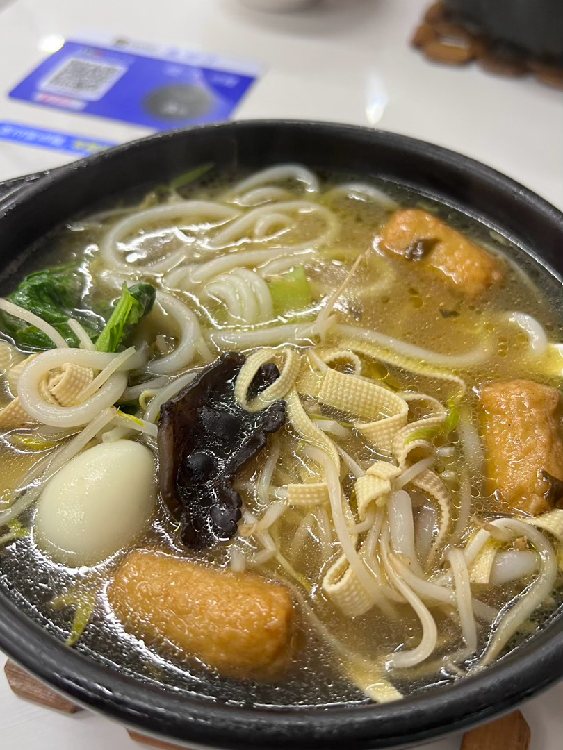 本大王多少有点太瘦了我今晚吃了香的米线！！特别好吃 大王爱吃甜不辣➕麻油➕醋！！