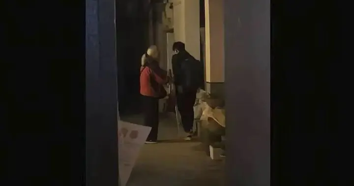 长沙盲人婆婆被质疑“装盲诱骗女性”，恶意揣测为何成了短视频时代的“生存本能”？