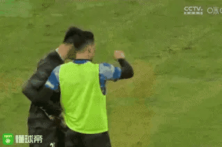 山东泰山队3:2险胜深圳新鹏城证明了一点:  
  泰山队必须与王大雷续约，刘世