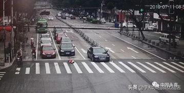 12月13日清晨，安徽宿州萧县一名11岁学生下校车后横穿马路，被一辆小货车撞飞，