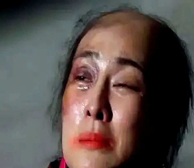 张凯丽在综艺上当众对闺女说“你真的没有资本”。
她非要挑大咖导师，被拒绝两次就当
