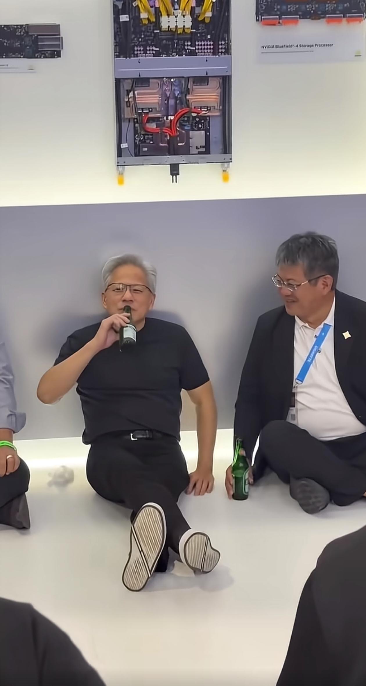 黄仁勋在台湾这么接地气，坐在地上喝啤酒，还顺势秀了一个俯卧撑，起身擦了擦手，又开