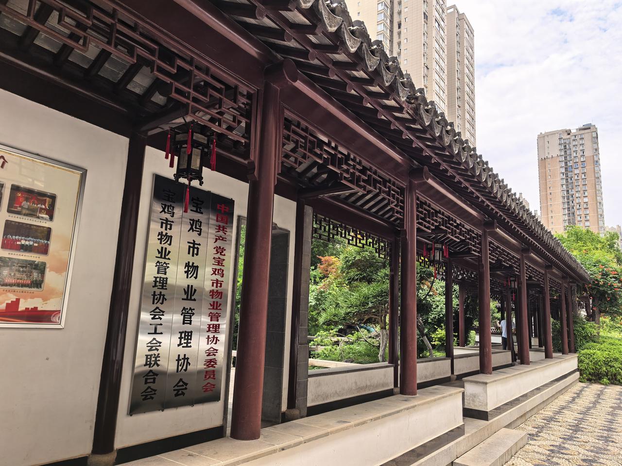 “礼仪忠孝传承良好家训，诚信和谐营造清新世风。”   “佳园难得四时景，好戏不厌