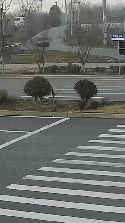 近日安徽合肥，路口一辆车子突然侧翻，司机被困车内，情况危急。
马路对面的三名高中