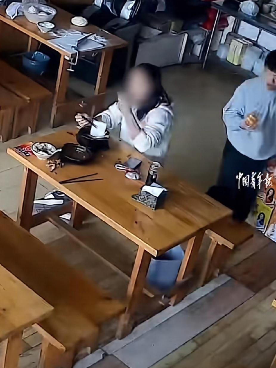 真相大白了！女子在餐馆吃出纸巾，老板娘给予免单并重新煮一份的补偿，事后查监控发现