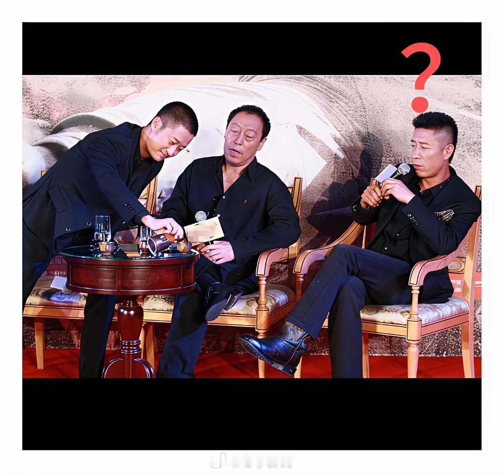 吴京弯腰给人倒茶，对面俩大佬翘着二郎腿，纹丝不动。 一张饭局照炸了。吴京端着茶壶