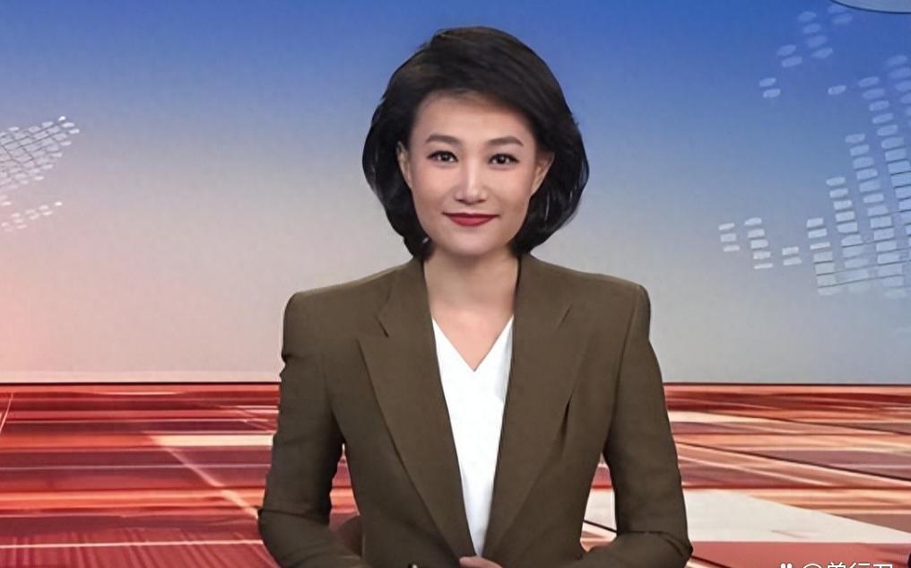 敬一丹已经不在了。再看李梓萌，在外面租房住了20年，今年49岁，至今没有结婚。她