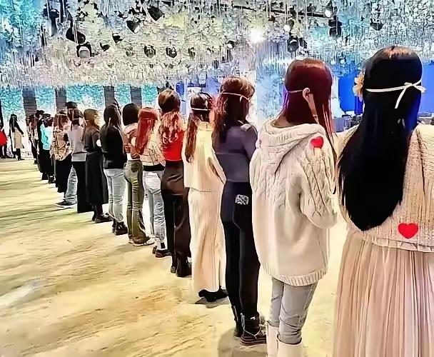 真的看懵了！西安相亲大会直接现原形，毒鸡汤的报应终于来了。
现场挤满精心打扮的女