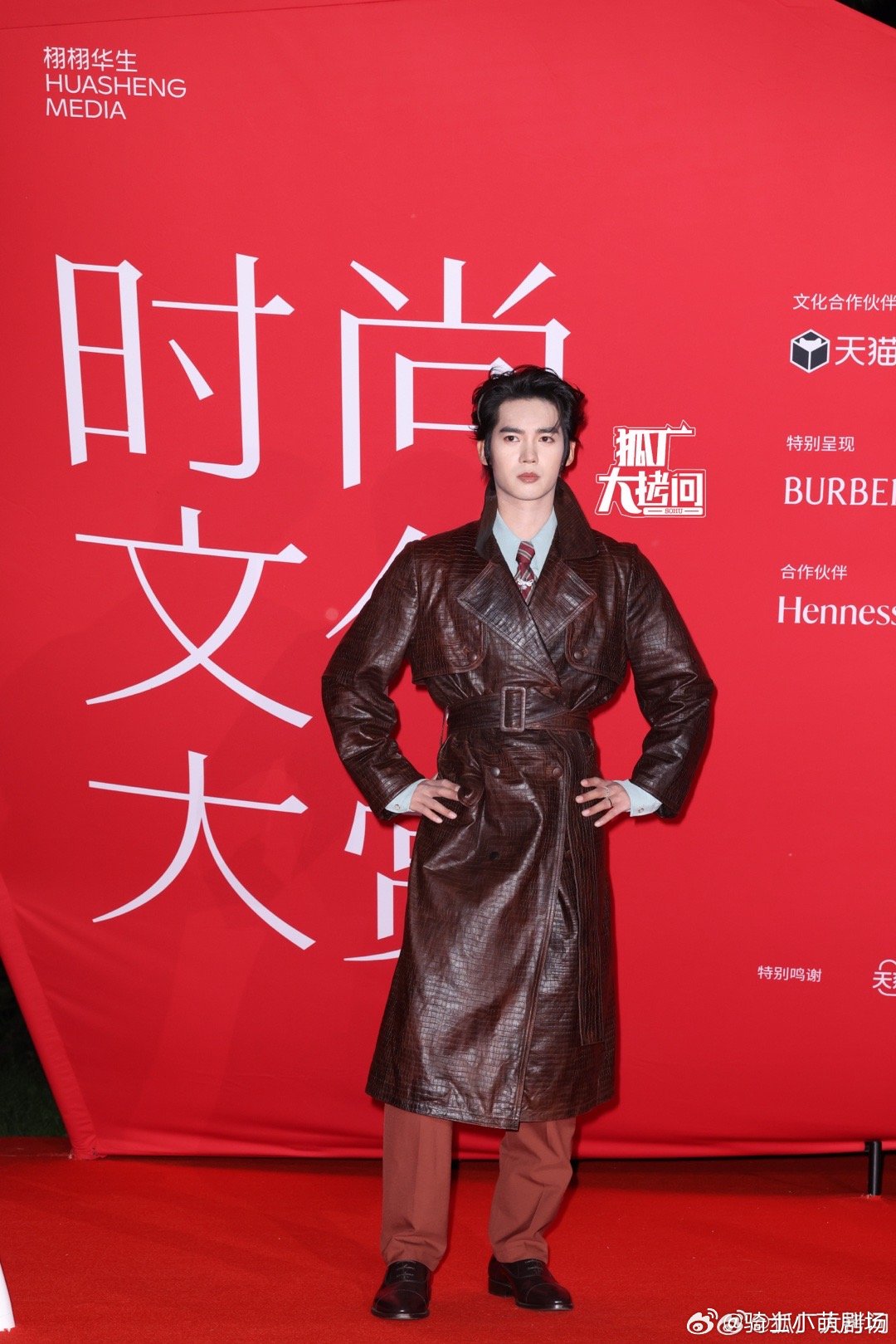 于适又来卷美拉德穿搭了于适再度诠释美拉德风范！大地色系西装勾勒挺拔身姿，质感面料