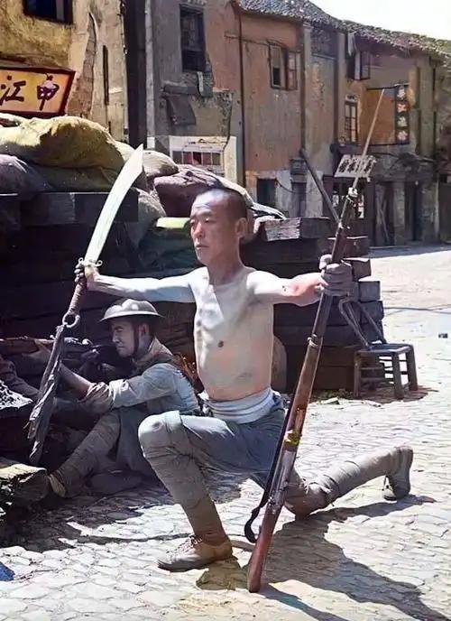 在抗日战争的众多战役中，淞沪会战的惨烈程度尤为突出。

1937 年 “七七事变