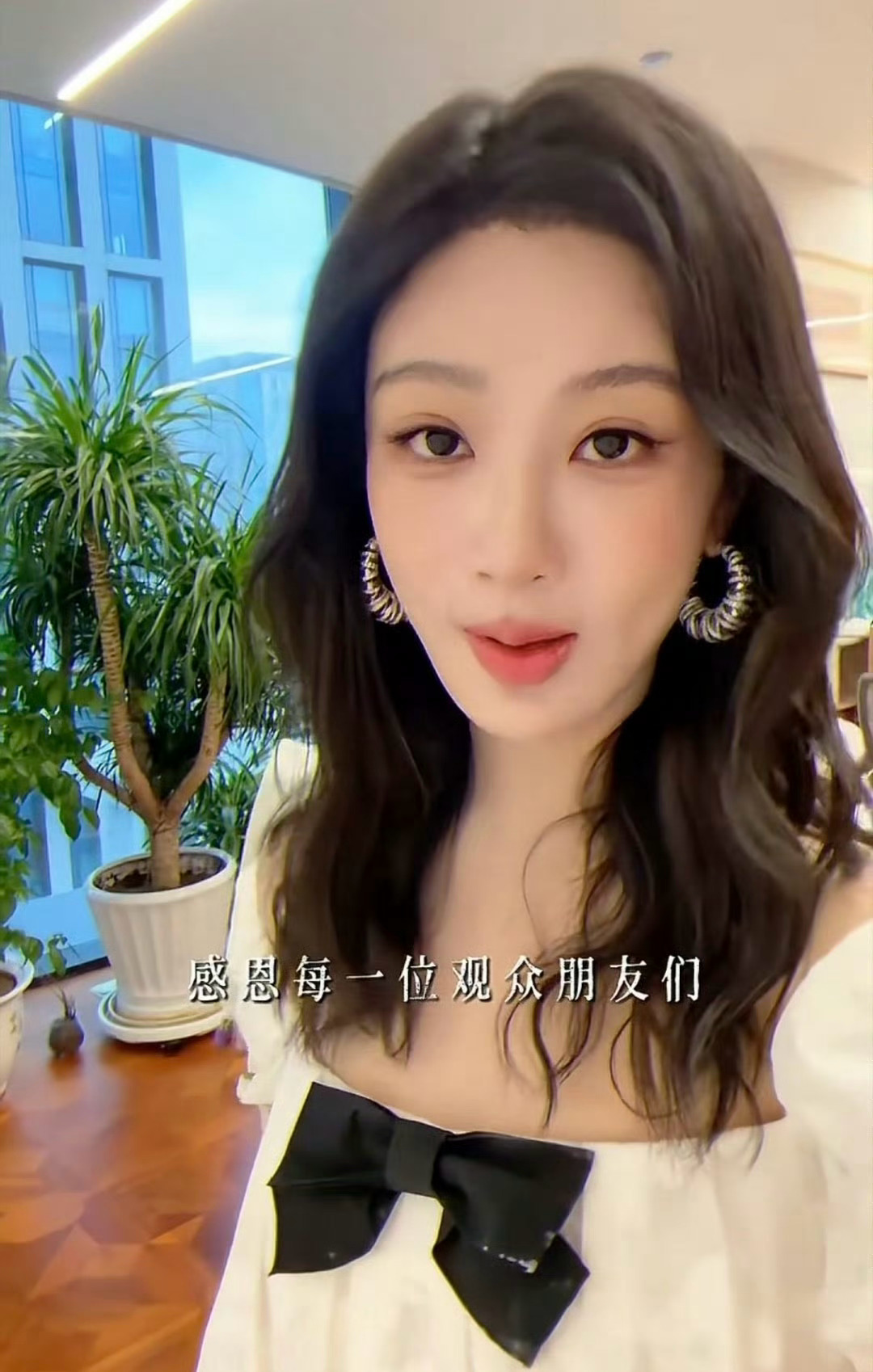 杨紫感恩每一位观众朋友听到杨紫带着哭腔说“感恩每一位观众朋友”，心里忽然软了一下