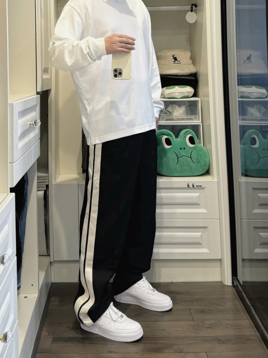 条纹运动裤｜小白鞋穿搭