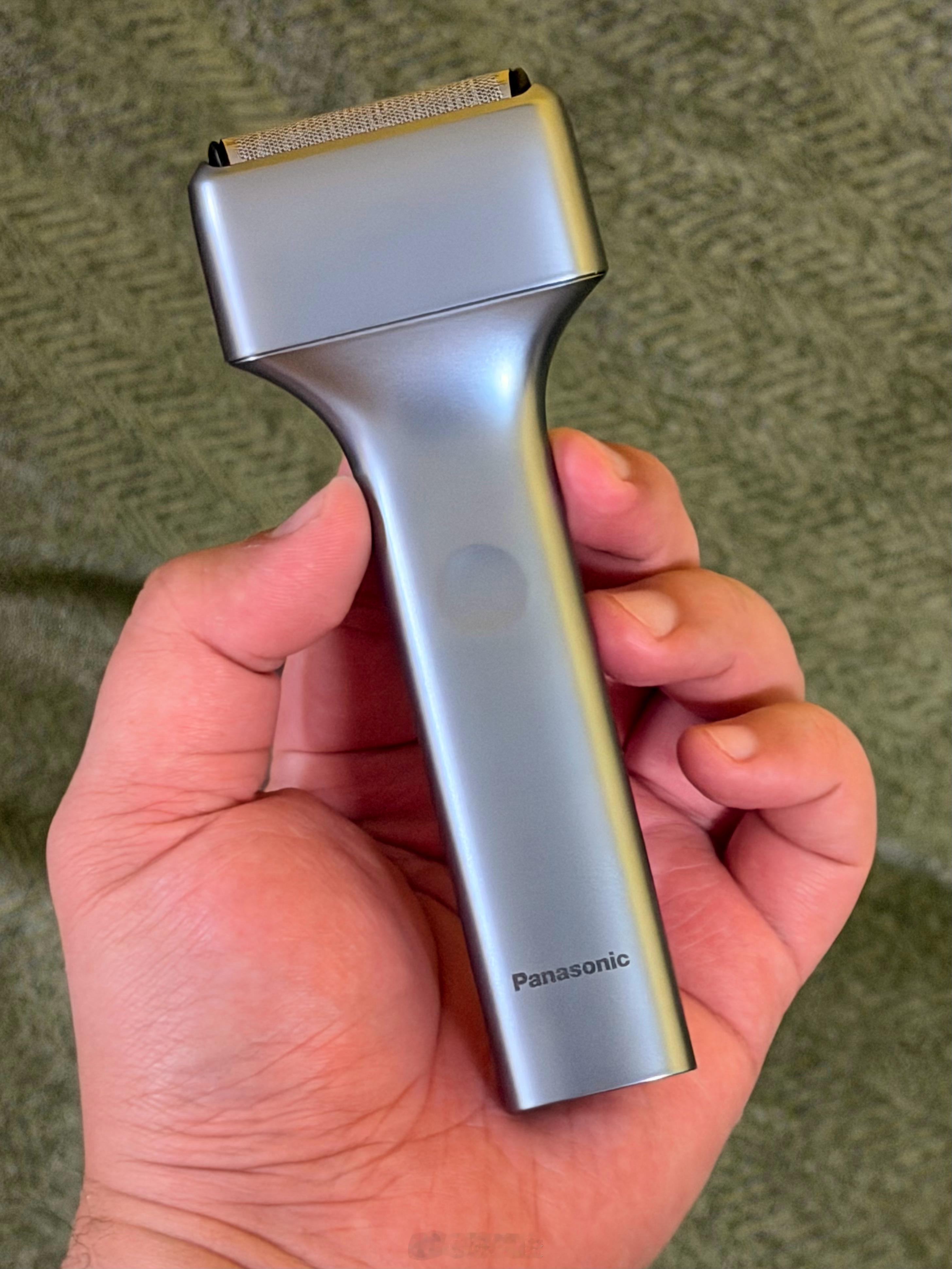 出差没带剃须刀，线下买了个松下的TM21Air，也是超薄设计，四百出头，震动带劲
