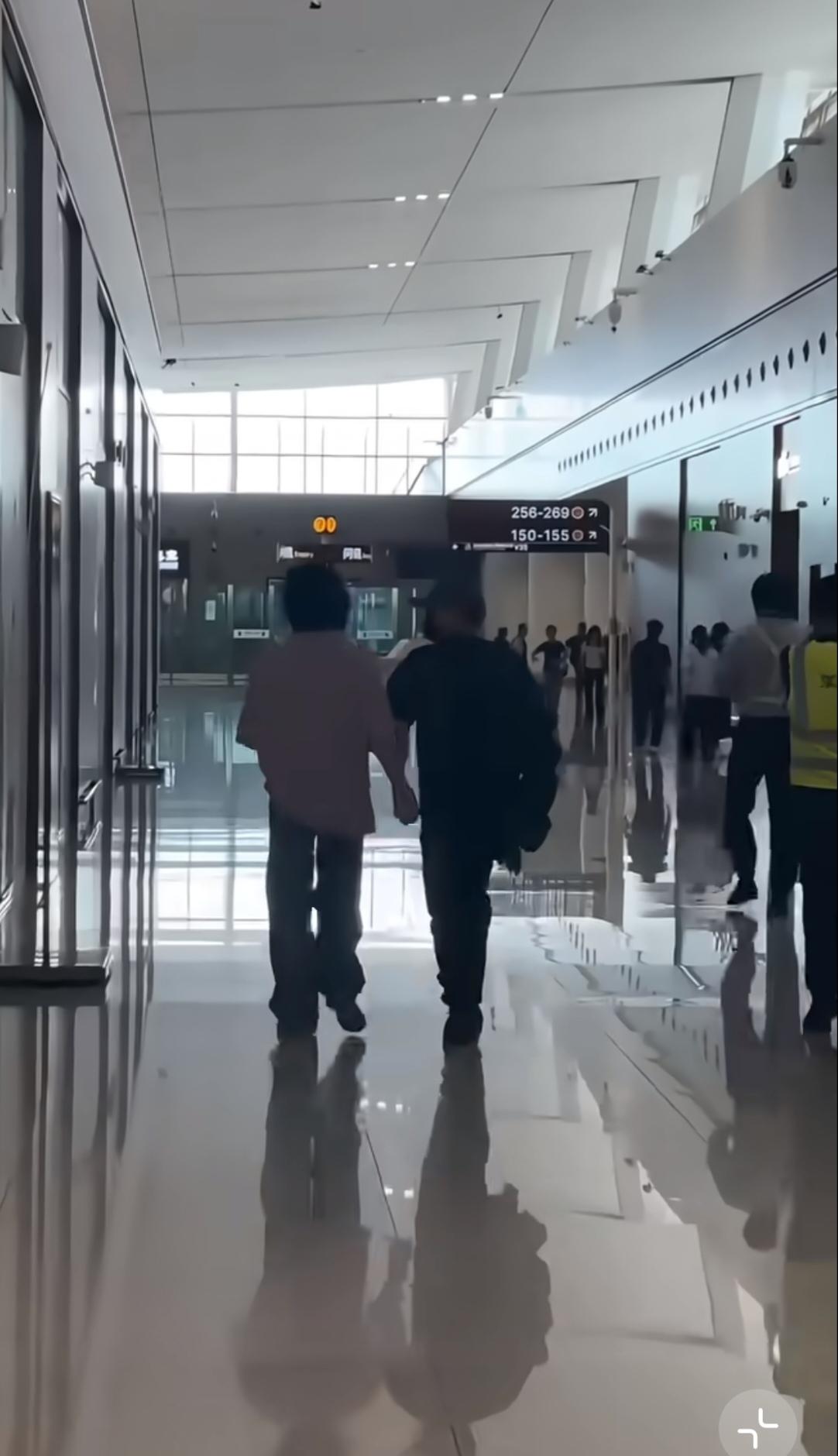 王菲谢霆锋机场牵手还甩手，真的太甜了！跟热恋中小年轻一样啊！王菲