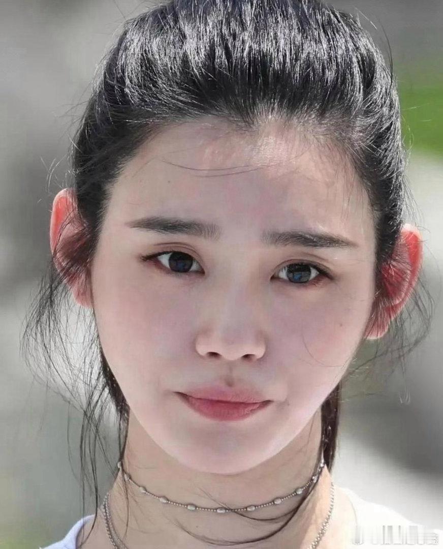 我妈第一眼看见奚梦瑶，脱口就说：“这姑娘耳高过眉，福气压得住命！”早先我还笑话老