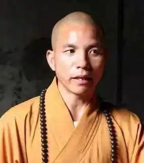 释印乐一到少林寺就放大招？

少林寺突然砍掉所有商演，
连门票都免费了。
游客站