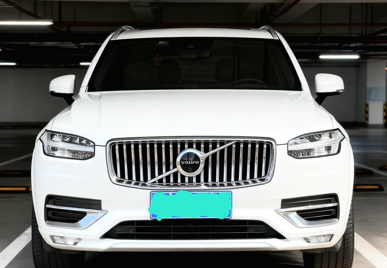 沃尔沃的雾灯其实并不是很亮。甚至你用相机拍的时候可能会呈现这个效果。但是如果在大