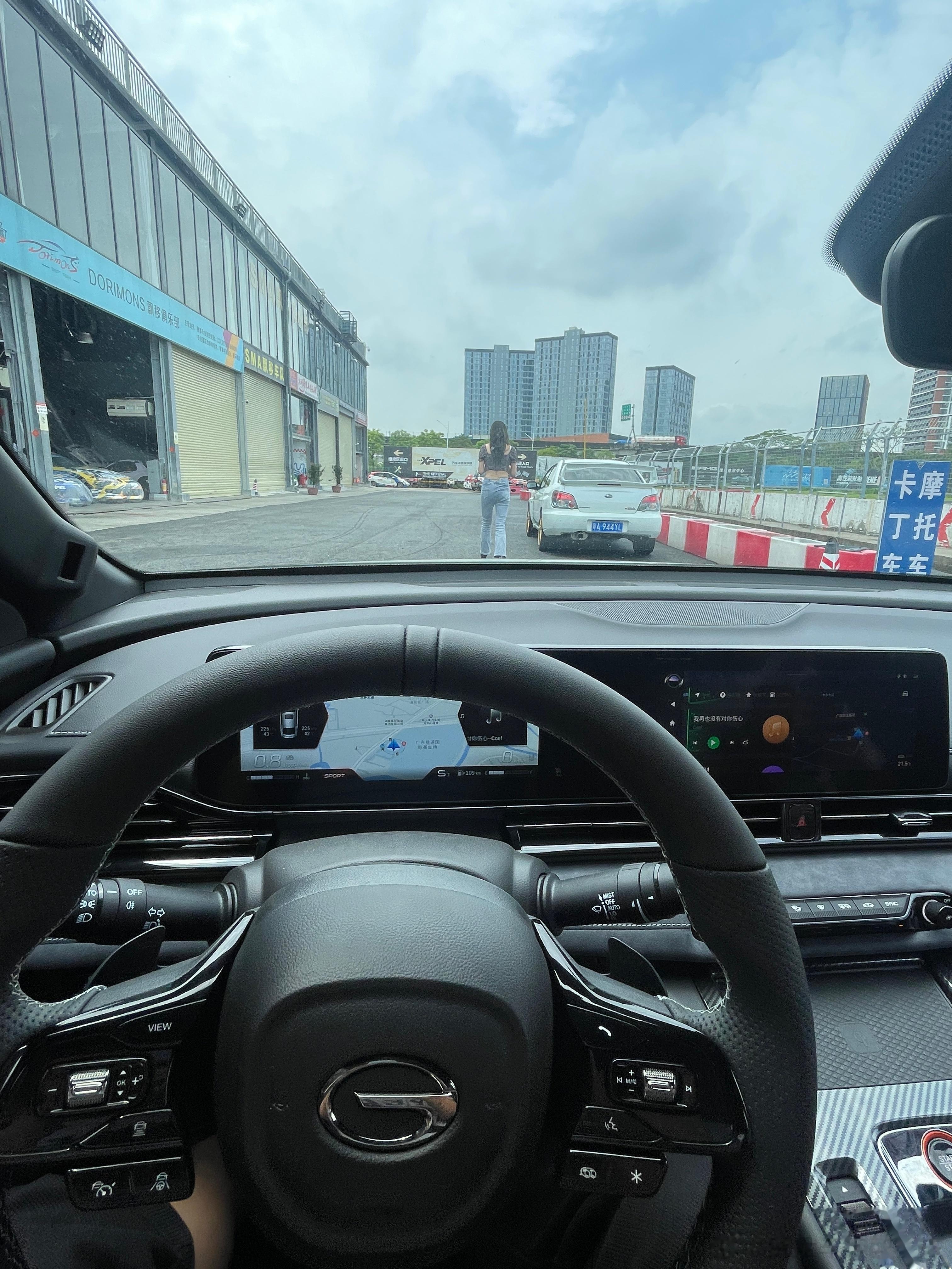 影豹追得上开翼豹的女孩？[害羞] ​​​