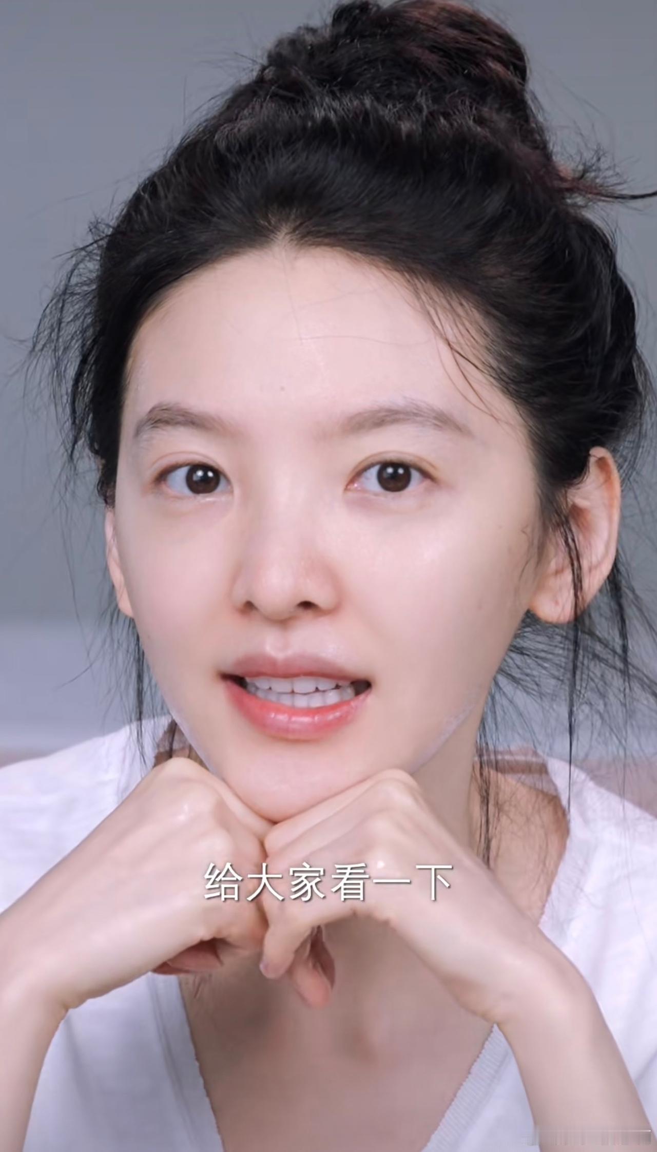 素颜的章若楠好清纯啊，感觉跟妆后没啥区别，看着梗嫩了呢章若楠公主照 水蜜桃章若楠