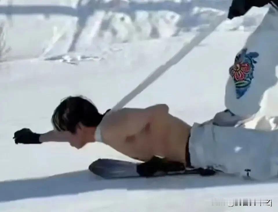 2026年1月5日，新疆阿勒泰将军山滑雪度假区，一男子上身赤裸仅穿滑雪裤，趴在滑