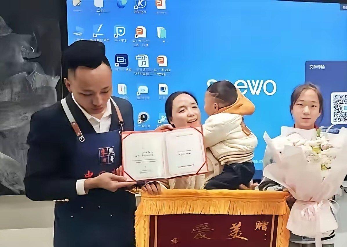 贵阳一名3岁男童走失，11岁女孩买糖哄去派出所，男童父母到其学校送终身免费牛排卡