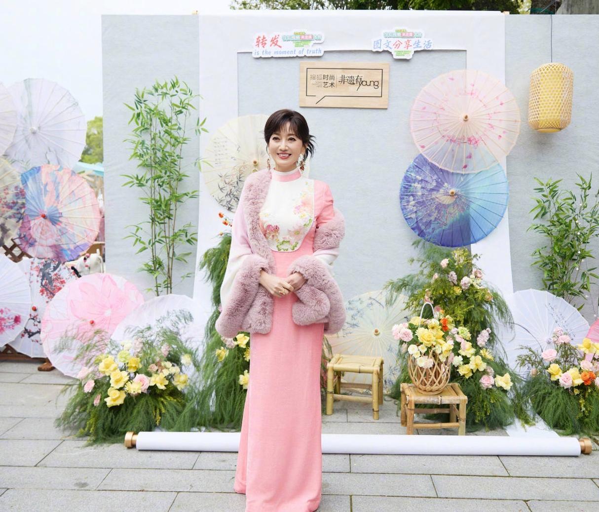 赵雅芝晒活动穿搭，73岁穿一身粉色，翻车了还是减龄了
