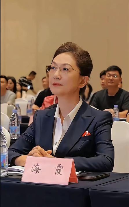 无论是从前还是现在，都是最美最飒的，也是最有气质的那个幕后管理海霞。
