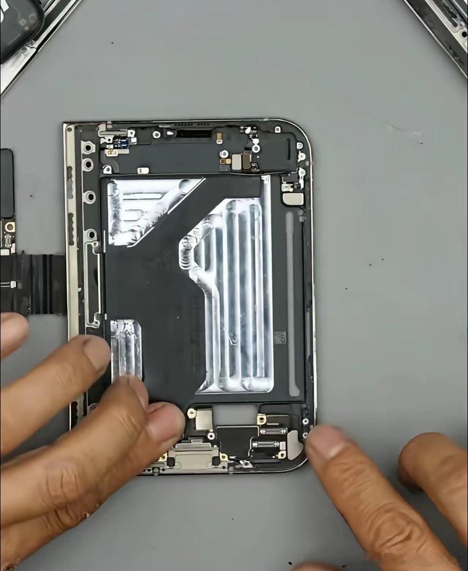 给大家看一下iPhone Duo的内部做工确实很精致 ​​​