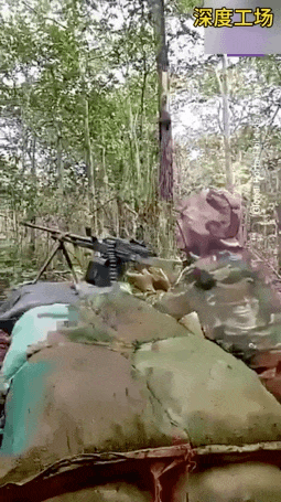 柬埔寨火力太猛了，打得一屋子泰国士兵都不敢抬头反击，只能满地爬！柬埔寨机枪手都是