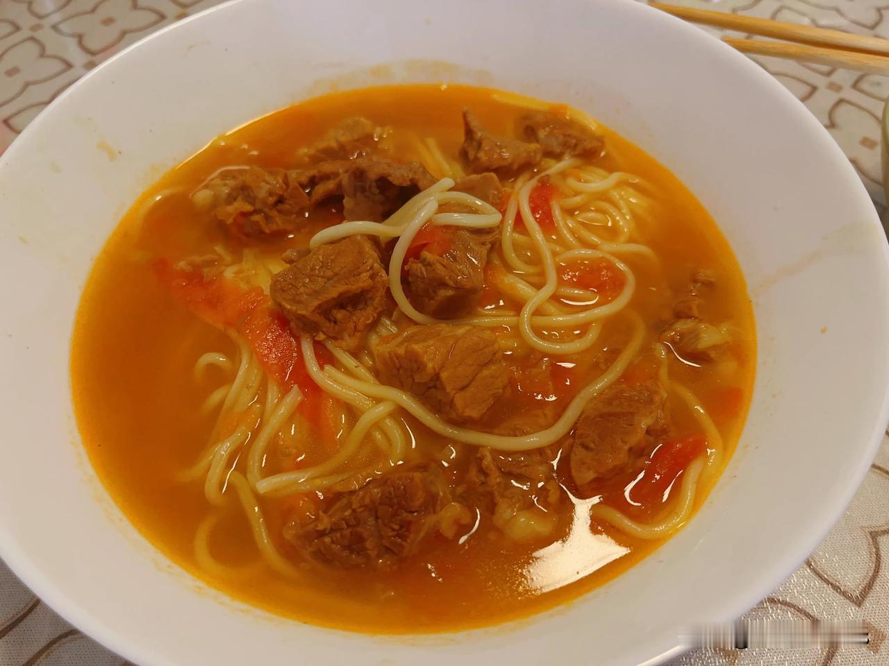 中午做了面条，炝锅煮了面，又把昨晚的西红柿牛肉都倒进去，咸淡正合适

以为没剩下