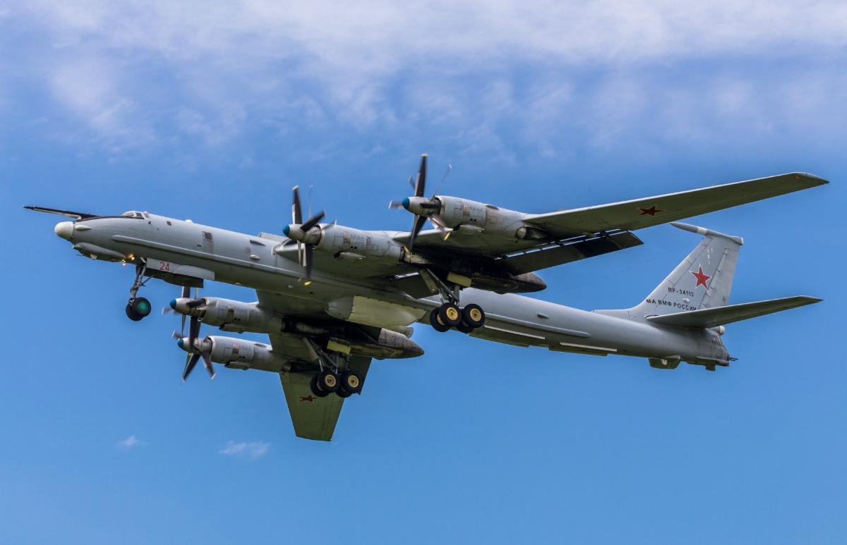 俄罗斯图-142MK反潜机首次在北极完成空中加油

 据塔斯社9日援引俄罗斯北方