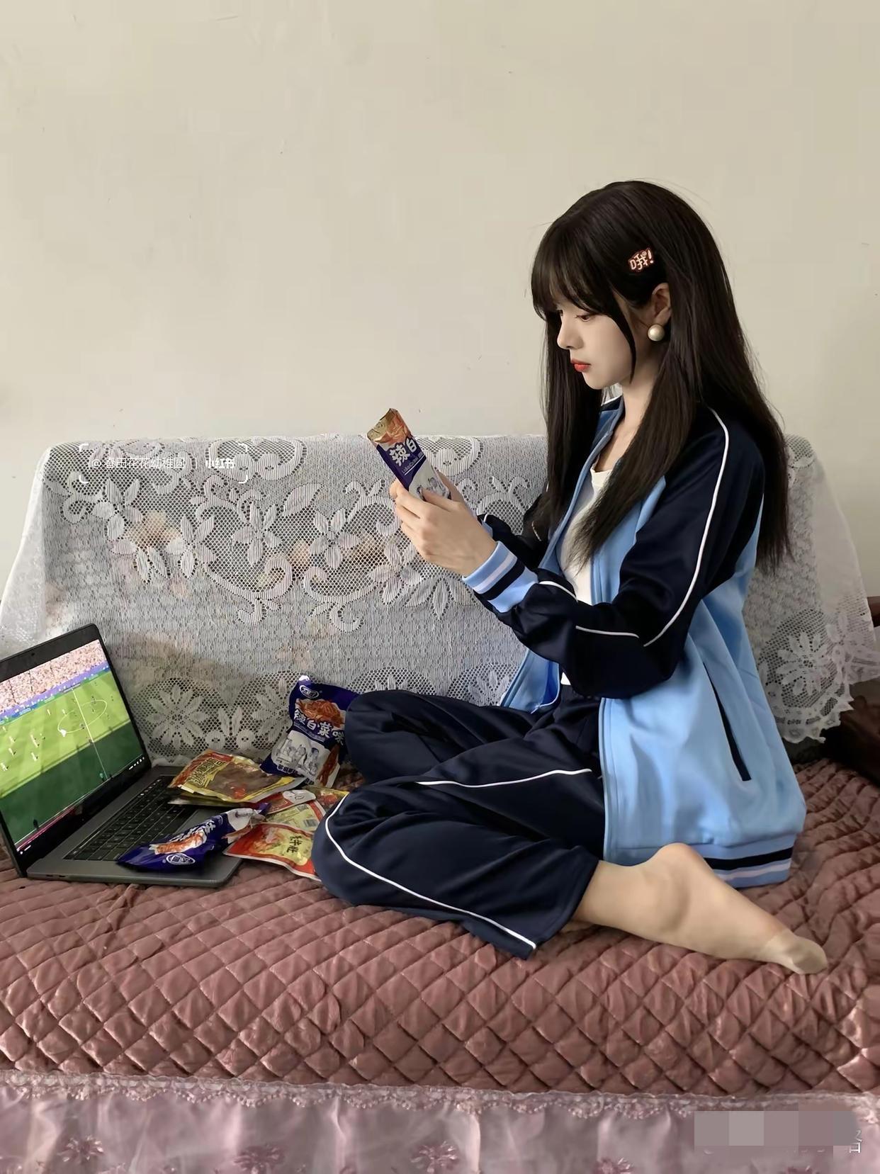 现在的孩子穿校服都这么好看吗？为啥我们那个年代不这样觉得啊？是时光境迁，老之将至