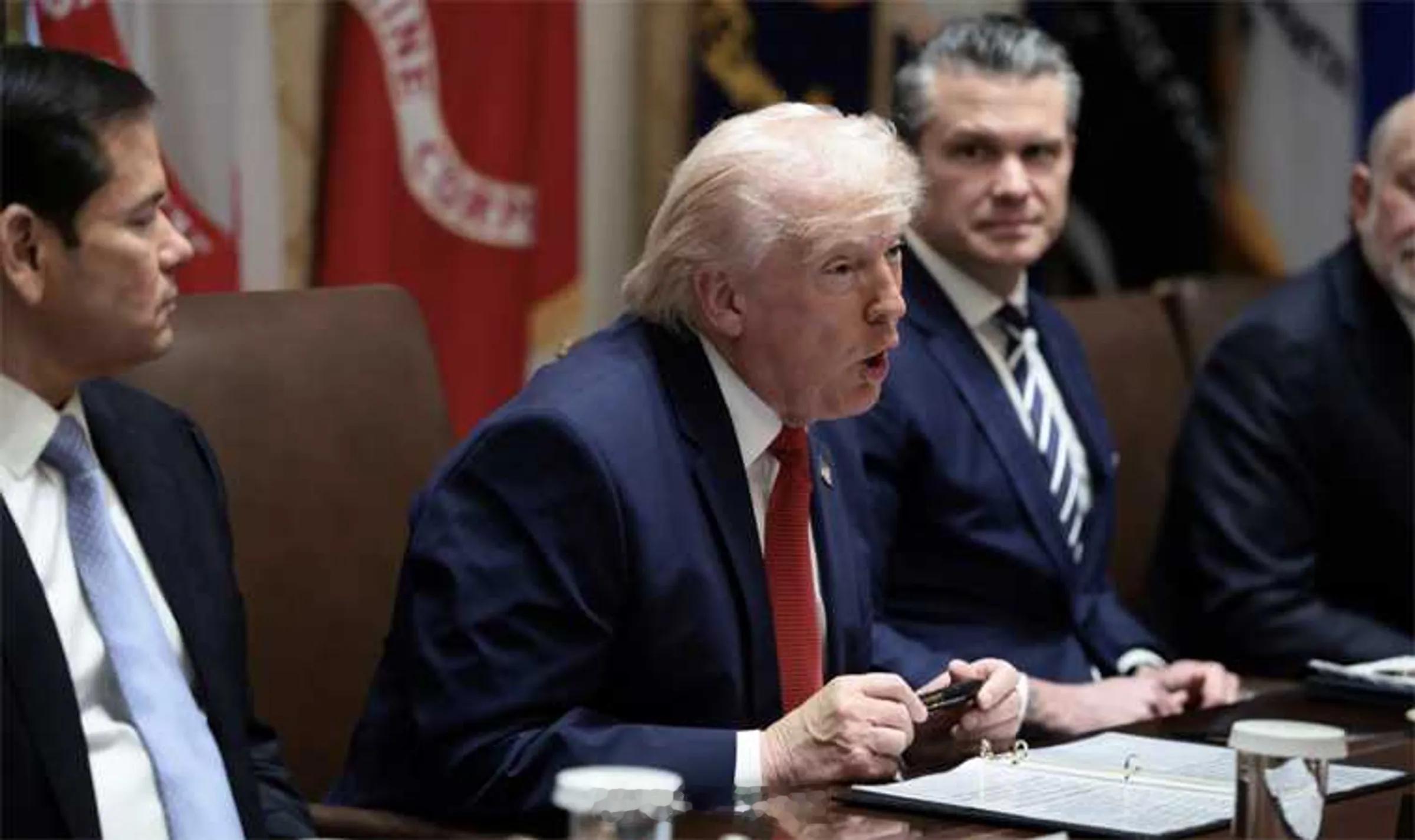 📌 报道说川普计划继续将内阁成员长炒鱿鱼 1. 川普开始大规模“换人”•  先