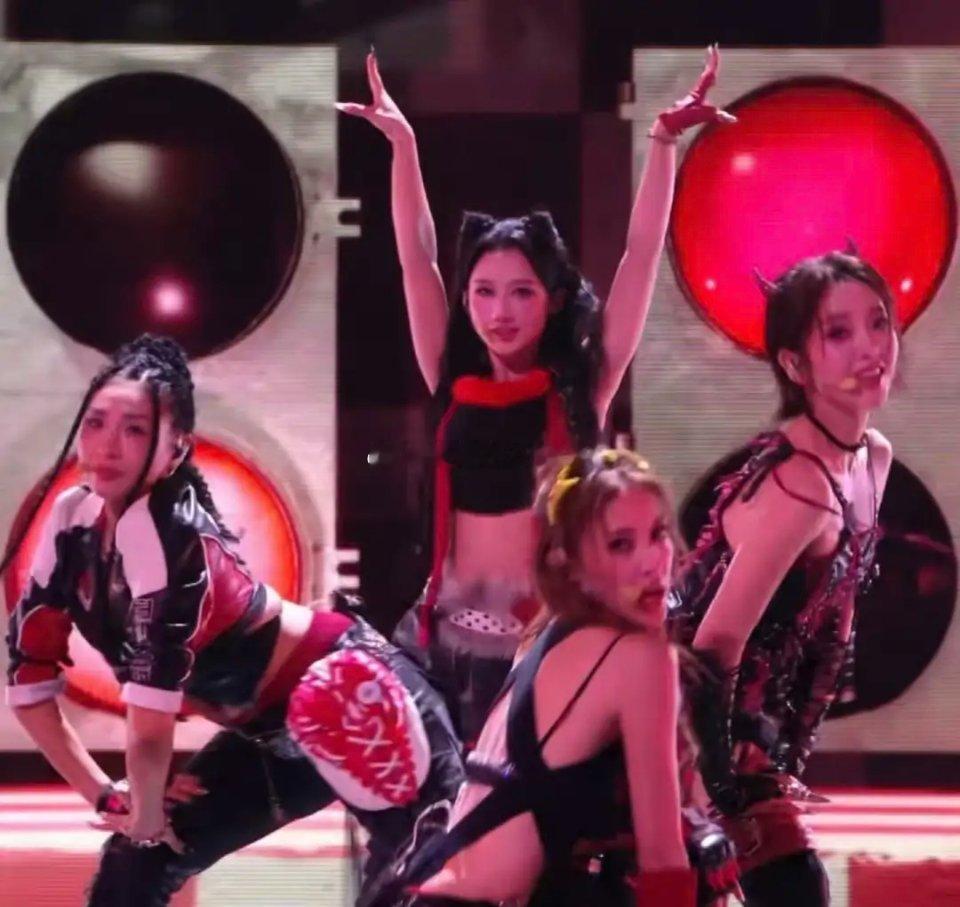 专业歌手唱最稳的高音，非专业演员扛最难的开场——这组合的神奇操作，把