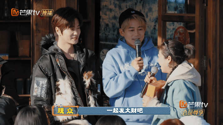 粉丝群日常讨论：1. 他们今天发微博/直播了吗？2. 有什么新工作动向吗？3. 