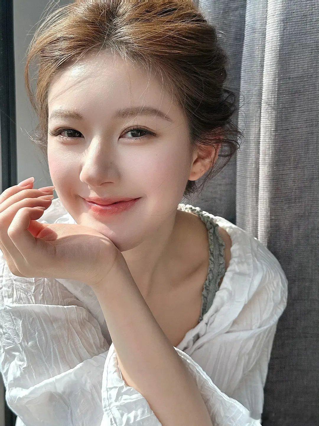 赵露思这几张照片感觉皮肤好清透呀 ​​​