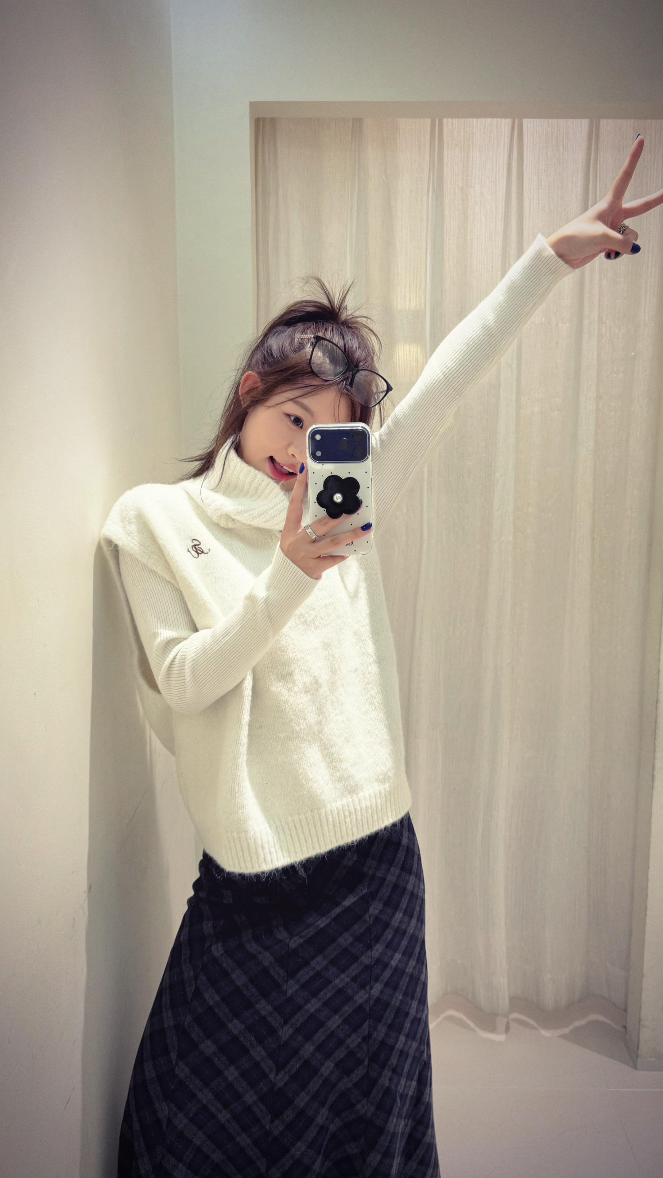 总有一束光会透过层层障碍照向你 也一定会有一个人穿过茫茫人海奔向你