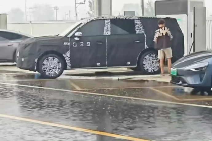 小米第三台车谍照图。几个关键词：全尺寸 SUV、增程动力、三排、定位家用，路线明