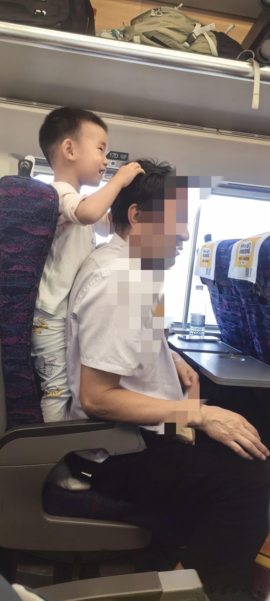 就让他发泄发泄，别憋出病来。

早上6点，两个孙子准时起床了。儿子就在客厅哄着他