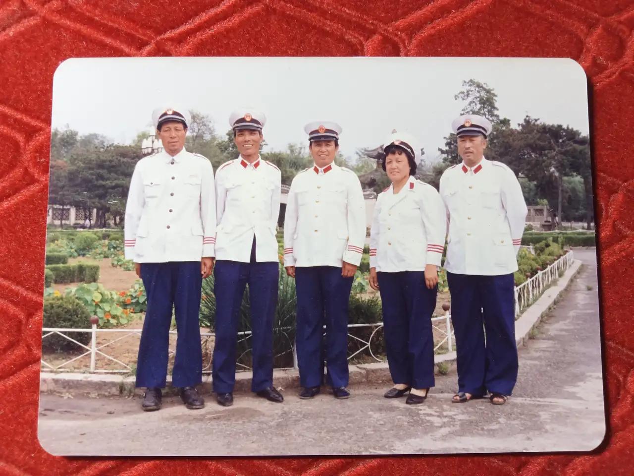 看到这张老照片好奇了！见多识广的大神们谁能告诉我，这几位老前辈身上穿的是什么兵种