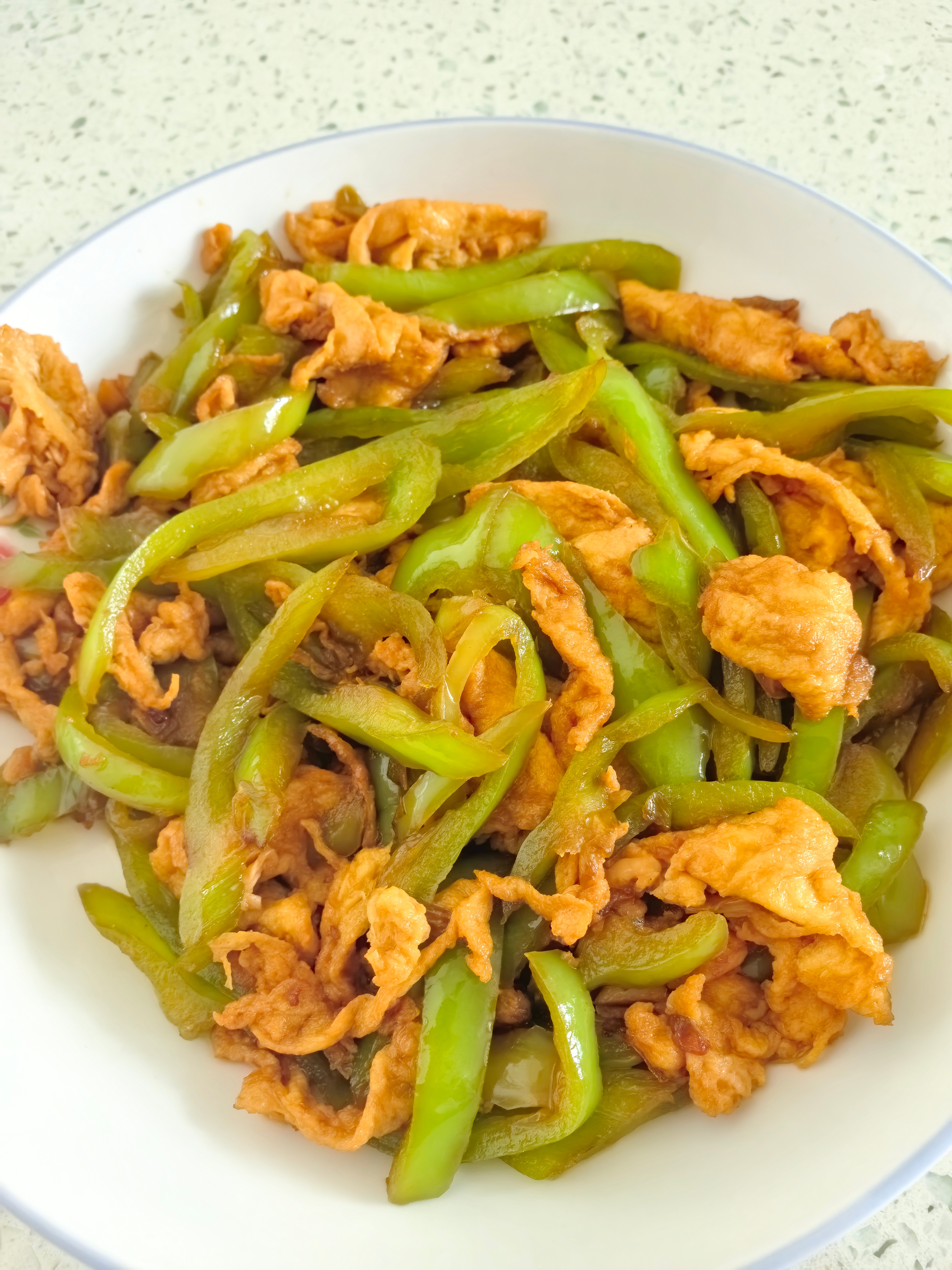 某人一休息中午得开火。时间紧嗖嗖的，凑合两个菜配米饭🍚 