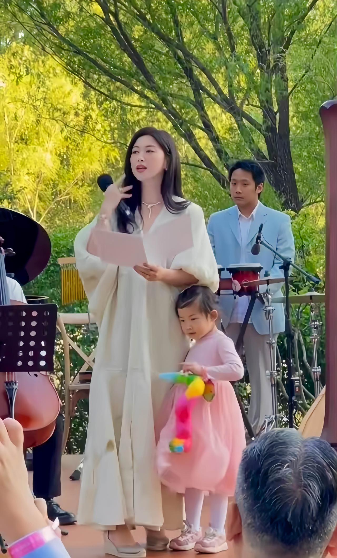 40岁朱珠带着女儿上舞台，4岁宝宝身穿粉色公主裙，黏着妈妈，好可爱啊。

5月1