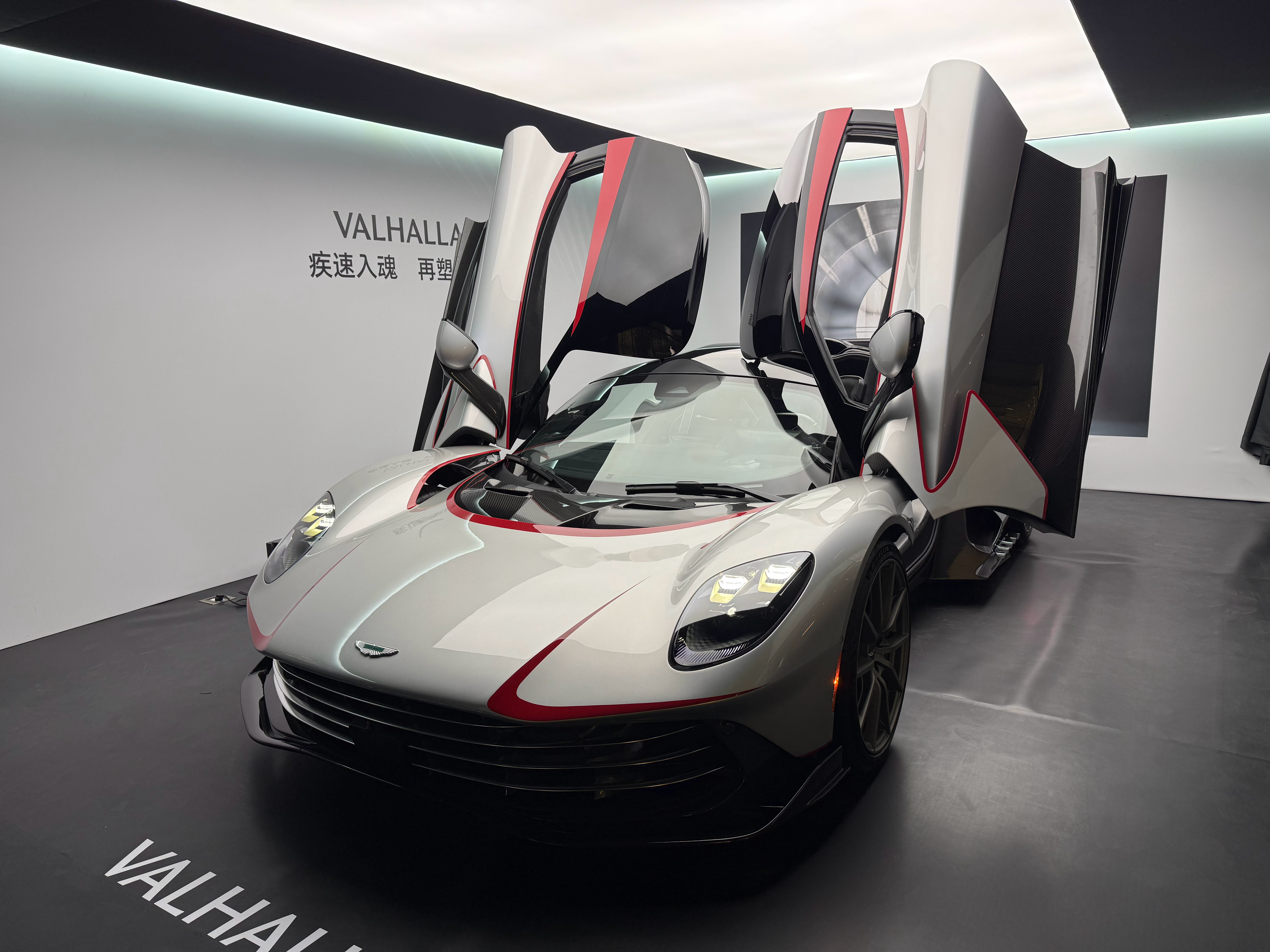 前两天带娃去涨了涨见识，看了看阿斯顿马丁 Valhalla，2000 多万的车，