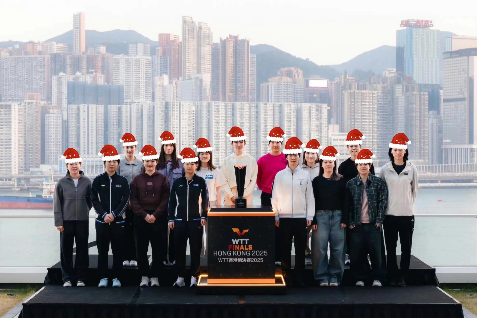 5302孩子你就继续往乒人头上加圣诞帽吧，吴经在战狼一点也不累不冷！ 