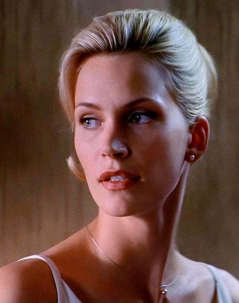 19岁，浑身涂满润滑剂街头裸奔，却成了全美偶像。
 
特效师把冰凉的KY胶倒在她