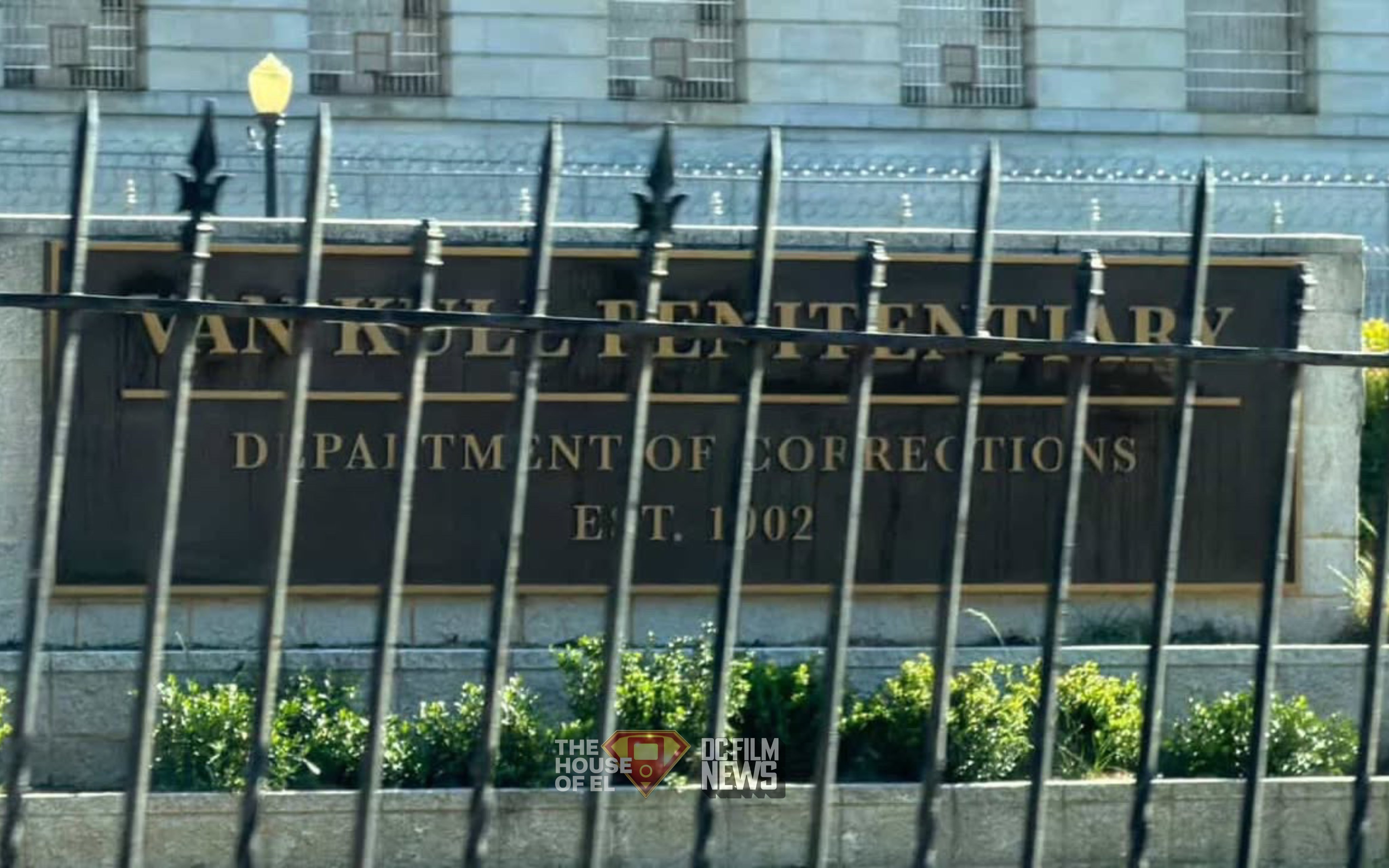 DC《明日之人》里关押卢瑟的范库尔监狱外景路透照，本片正在热拍中，明年7月9日上